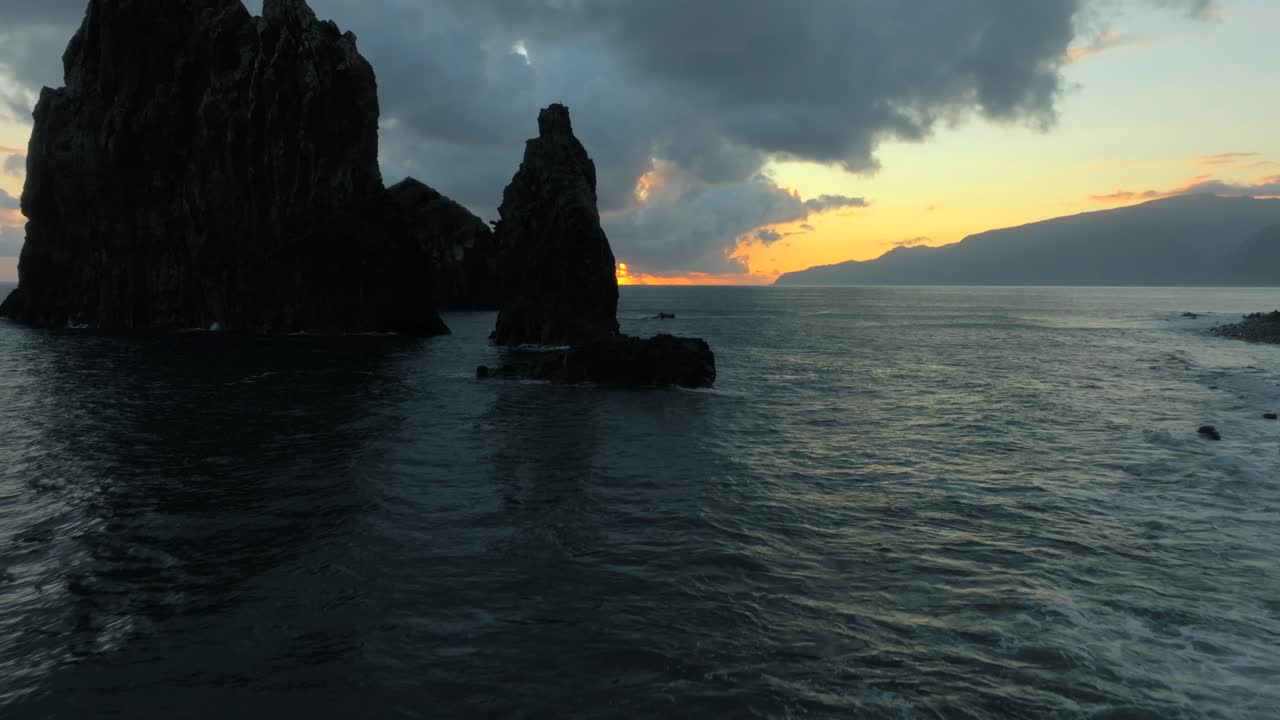 imágenes filmadas en madeira, portugal en las pilas marinas de ilheus da ribeira da janela