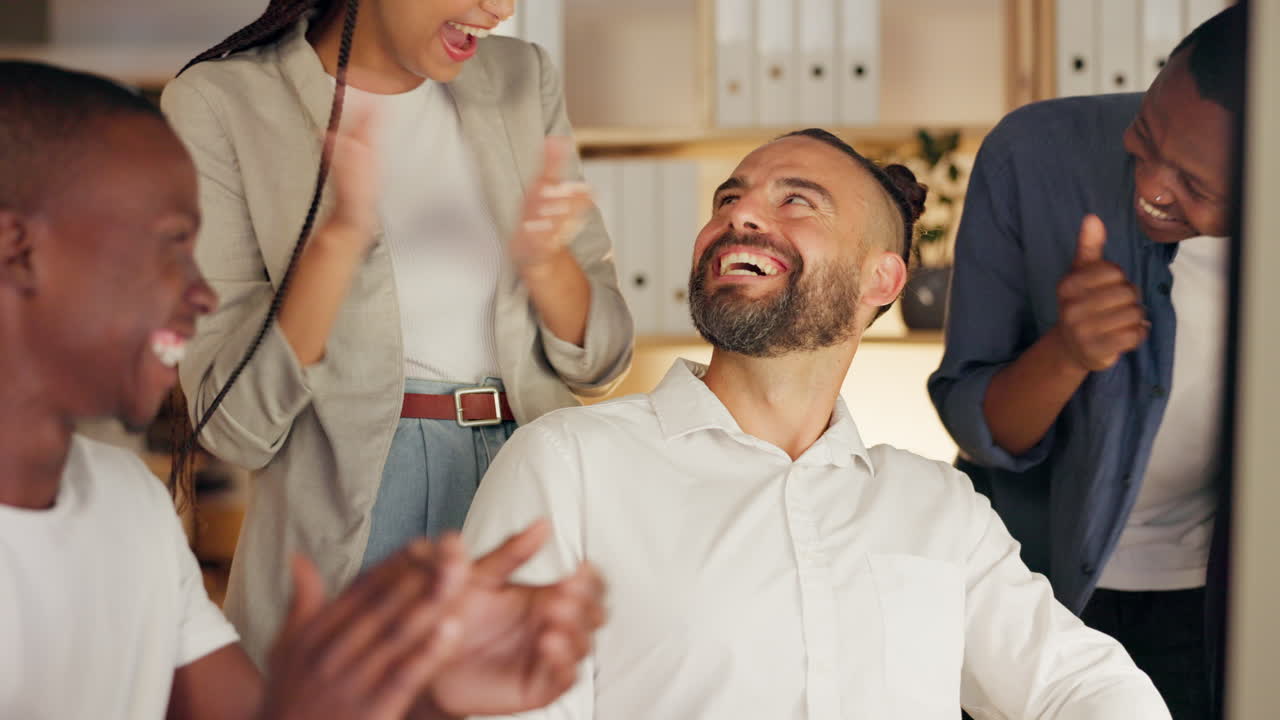 aplaudiendo, el éxito y la gente de negocios en la computadora