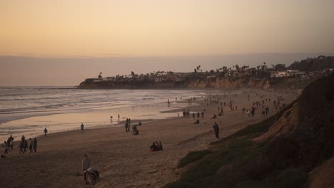 Timelapse-De-La-Puesta-Del-Sol-De-La-Playa-Pacífica-Del-Tráfico-Peatonal