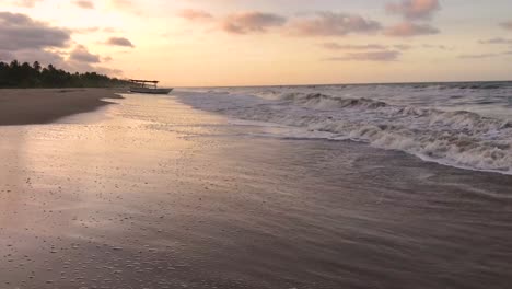 Wellen-An-Einem-Karibischen-Sandstrand-Während-Der-Goldenen-Stunde