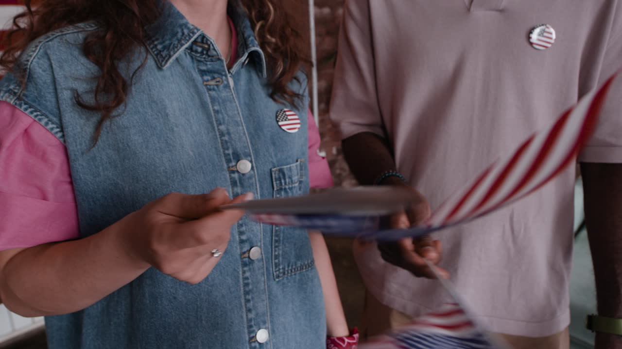 personas con banderas estadounidenses