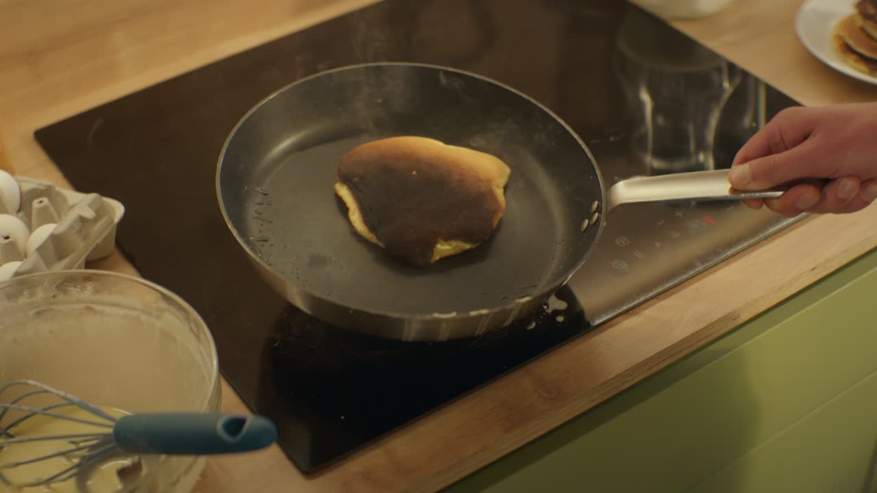 sartén en la estufa. panqueque quemado en la sartén.