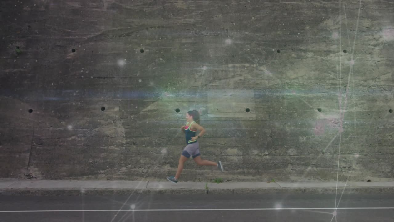 Donna che entra da destra e corre verso sinistra per fitness lungo il marciapiede, con sovrapposizione del muro che si muove durante la corsa.