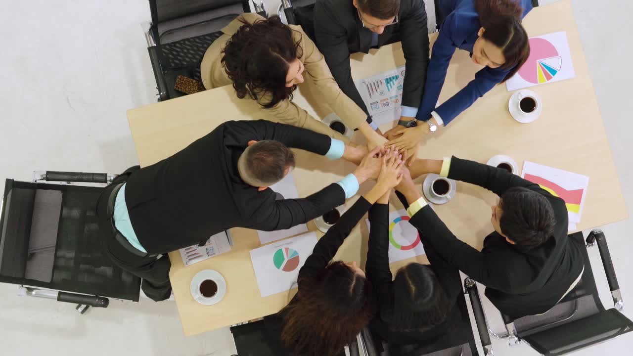 행복 한 사업가 들 은 팀워크 의 성공 을 축하 한다