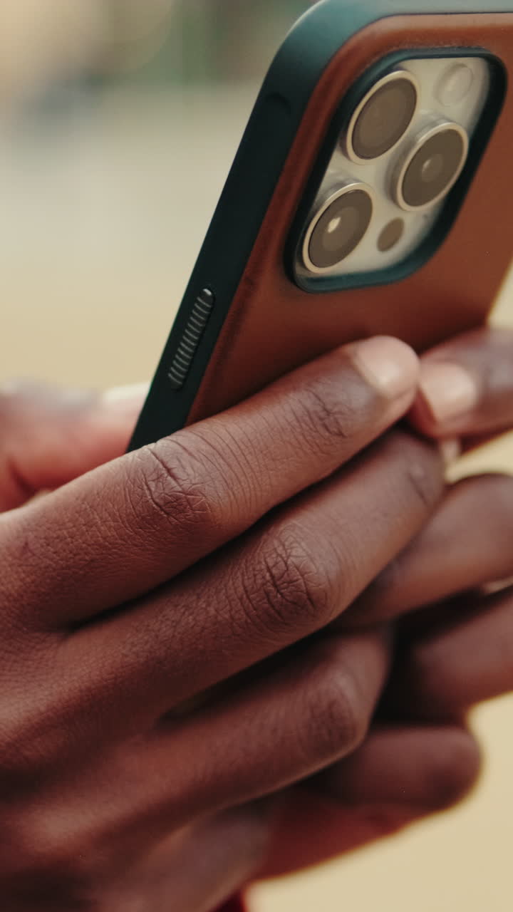 Primo piano di mani che digitano su uno smartphone