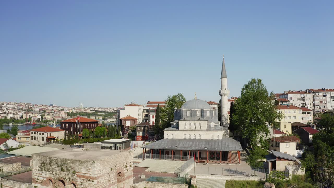 Vista aerea della Moschea e del Corno d'Oro. Filmato 4K in Turchia.