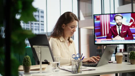 una mujer empresaria poderosa se centra en la planificación estratégica