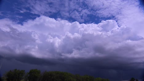 Grandes-Nubes-Blancas-Se-Ciernen-Sobre-El-Horizonte-Mientras-Una-Tormenta-Se-Mueve