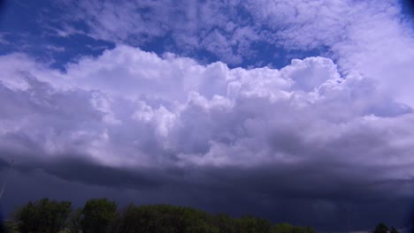 grandes nubes de tormenta blancas se asoman en el horizonte a medida que avanza una tormenta