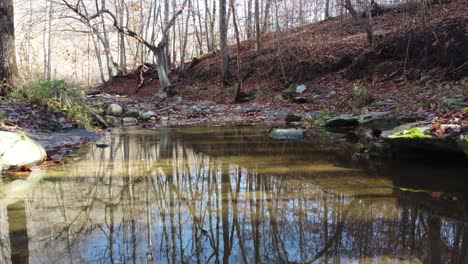 Tief-Fliegende-Drohne-über-Einem-Flachen-Wasserbecken-Im-Ausable-River-Valley,-Ontario,-Kanada