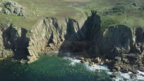 la mitad del naufragio del rms mulheim en la entrada de una isla en land&#39;s end cornwall inglaterra - toma aérea