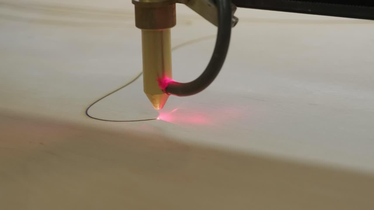 la máquina de corte por láser cnc corta tablas de madera y contrachapado