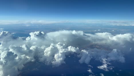 bonita vista de cabina mientras sobrevuela algunas nubes cumulonimbus a 12000 metros de altura sobre se españa