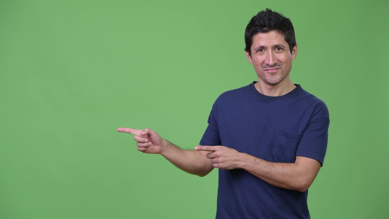 hombre hispano feliz mostrando algo