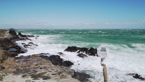 Cámara-Lenta-De-Grandes-Olas-En-Un-Día-Tormentoso-Rompiendo-Las-Defensas-Marinas-De-Collioure-En-Francia