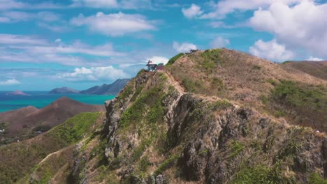하와이의 경치가 아름다운 라니카이 펠박스 트레일 (lanikai pillbox trail) 을 산책하는 부부의 공중 전망을 경험하십시오.