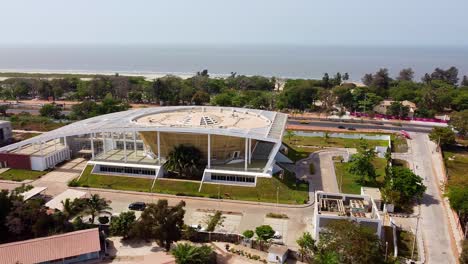 Drones-Aéreos-Sobrevuelan-Los-Edificios-Del-Parlamento-Nacional-De-Banjul,-Gambia,-áfrica-Vista-Panorámica