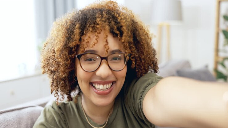 Donna di colore, selfie e faccia buffa di una giovane