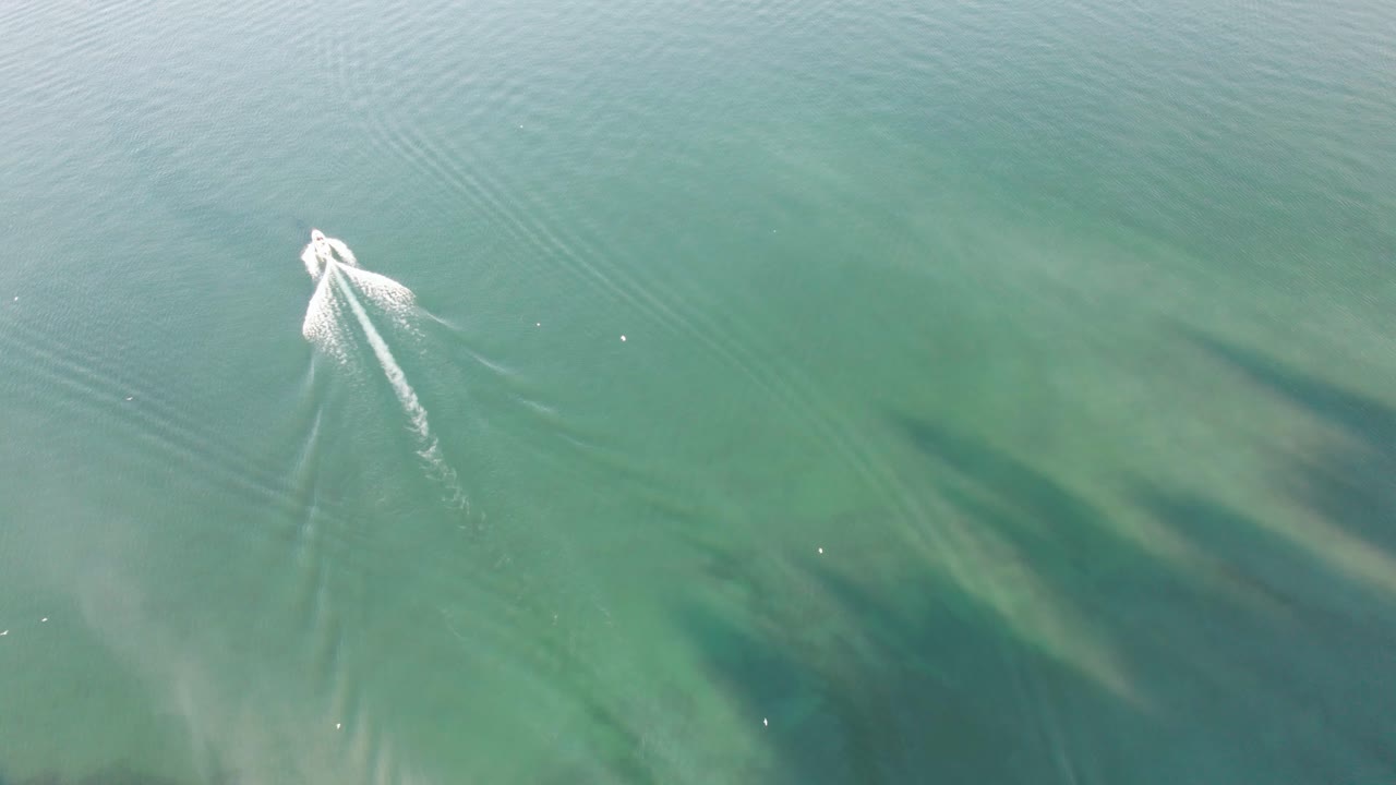 scarborough bluffs lake ontario에서 비행 및 쾌속정 따라가기
