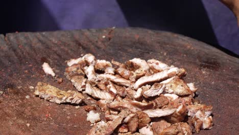 carne de res picada en madera de árbol con pinzas y cuchillo 2