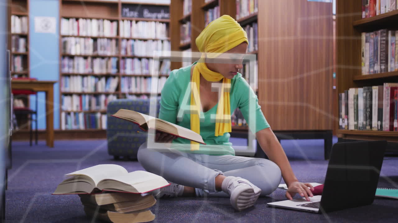 animación de un texto con procesamiento de datos sobre una mujer biracial que usa hijab en la biblioteca