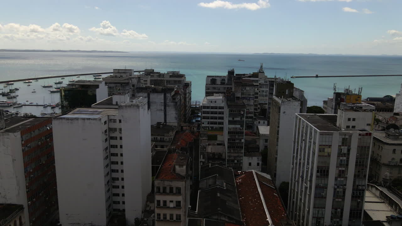 Vista aérea da paisagem urbana de Salvador com o oceano, em uma atmosfera brilhante e serena