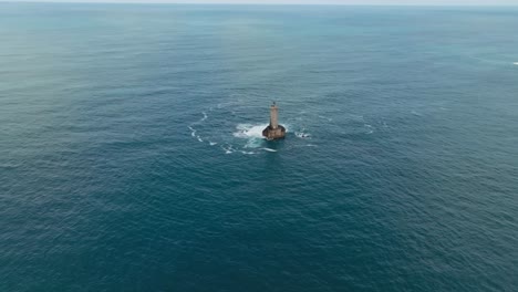 Eine-Eingehende-Aufnahme-Des-Leuchtturms-Phare-Du-Four-In-Der-Bretagne,-Frankreich