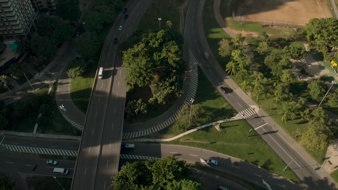 위에서 본 리우데자네이루의 고속도로 교차로를 나타내기 위해 아래로 기울입니다.