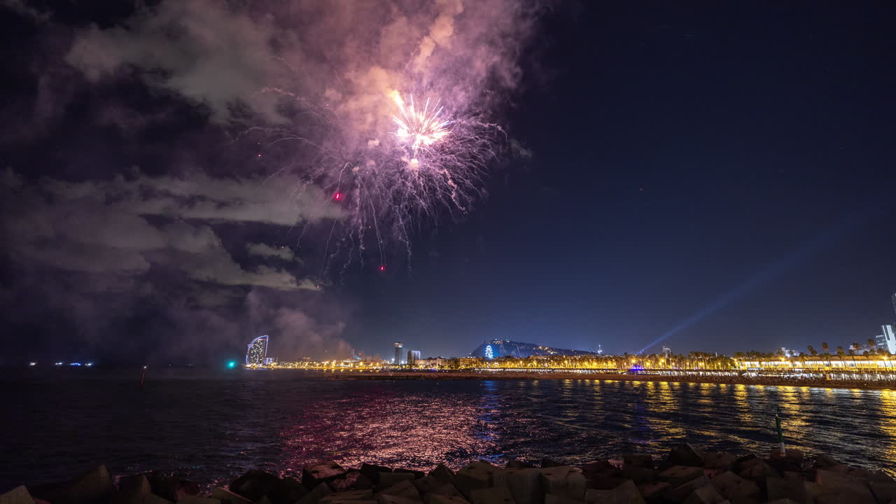 fuegos artificiales sobre la ciudad