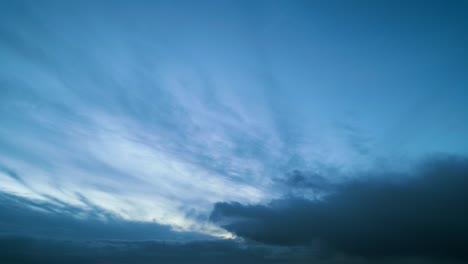 nubes de cúmulo y estrato en movimiento durante el anochecer