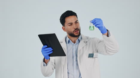hombre, tableta y vaso de ciencia en el estudio