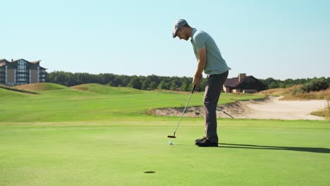 hombre jugando al golf