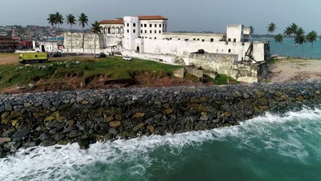 un metraje de 4k del castillo de elmina