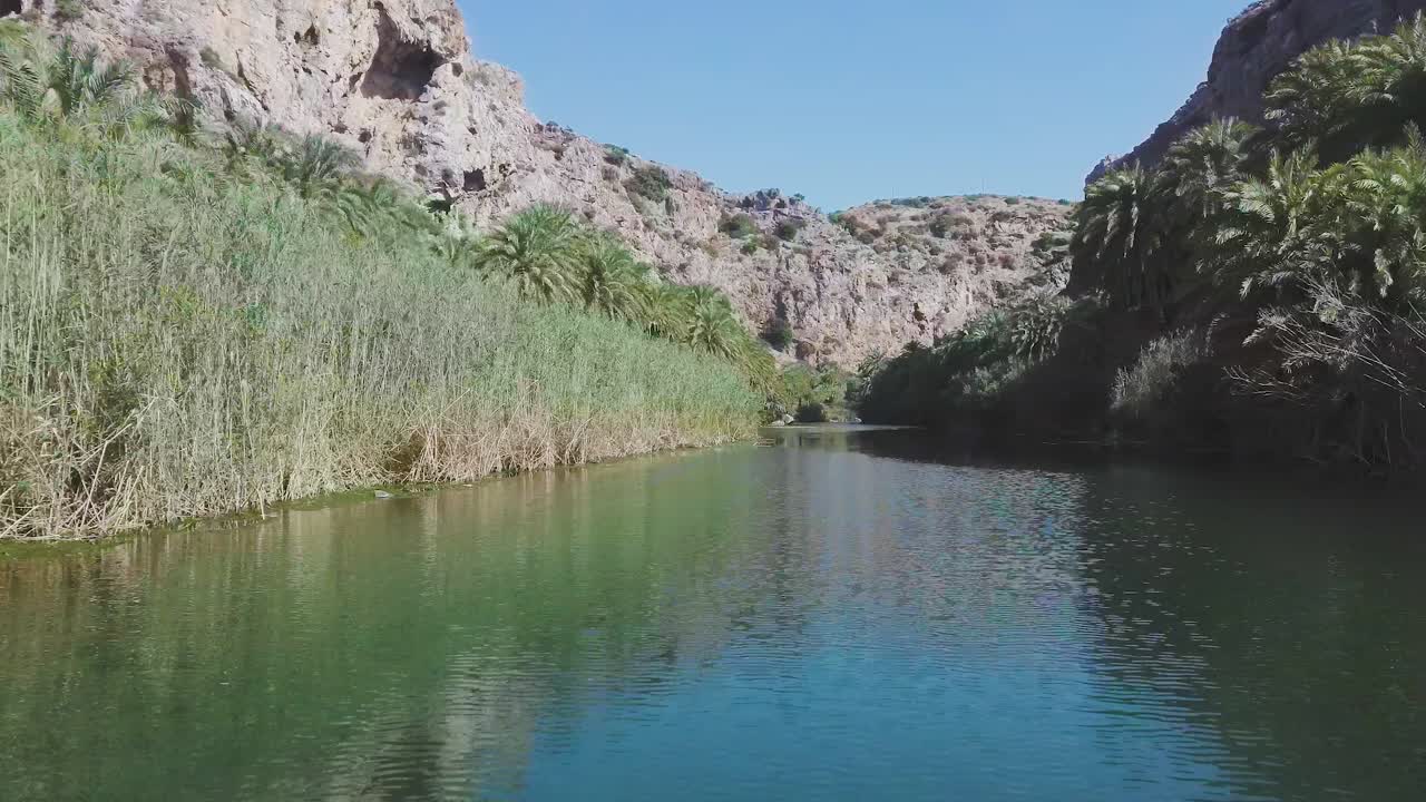 vista de dron muy baja de preveli creta