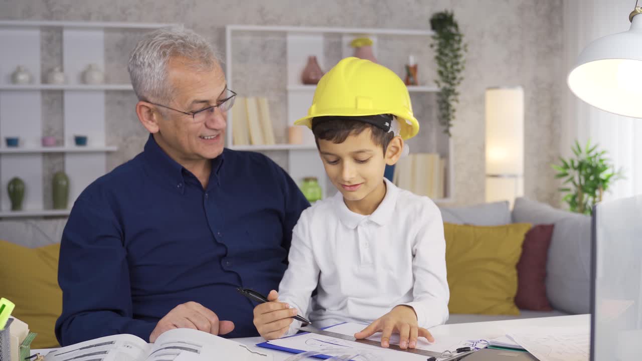 el hijo pequeño ayuda a su padre con su negocio.