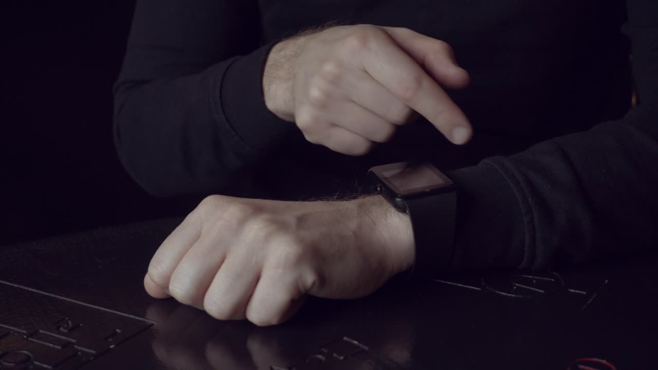 persona que utiliza un reloj inteligente