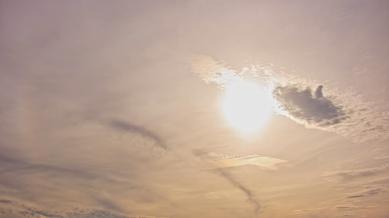 구름 사이로 빛나는 태양. 타임랩스