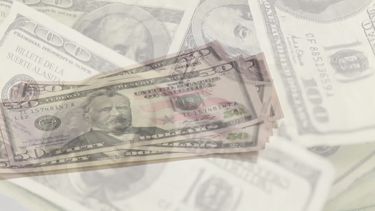 Animation af en person, der lægger amerikanske dollarsedler på et bord, over snurrende amerikanske dollarsedler.