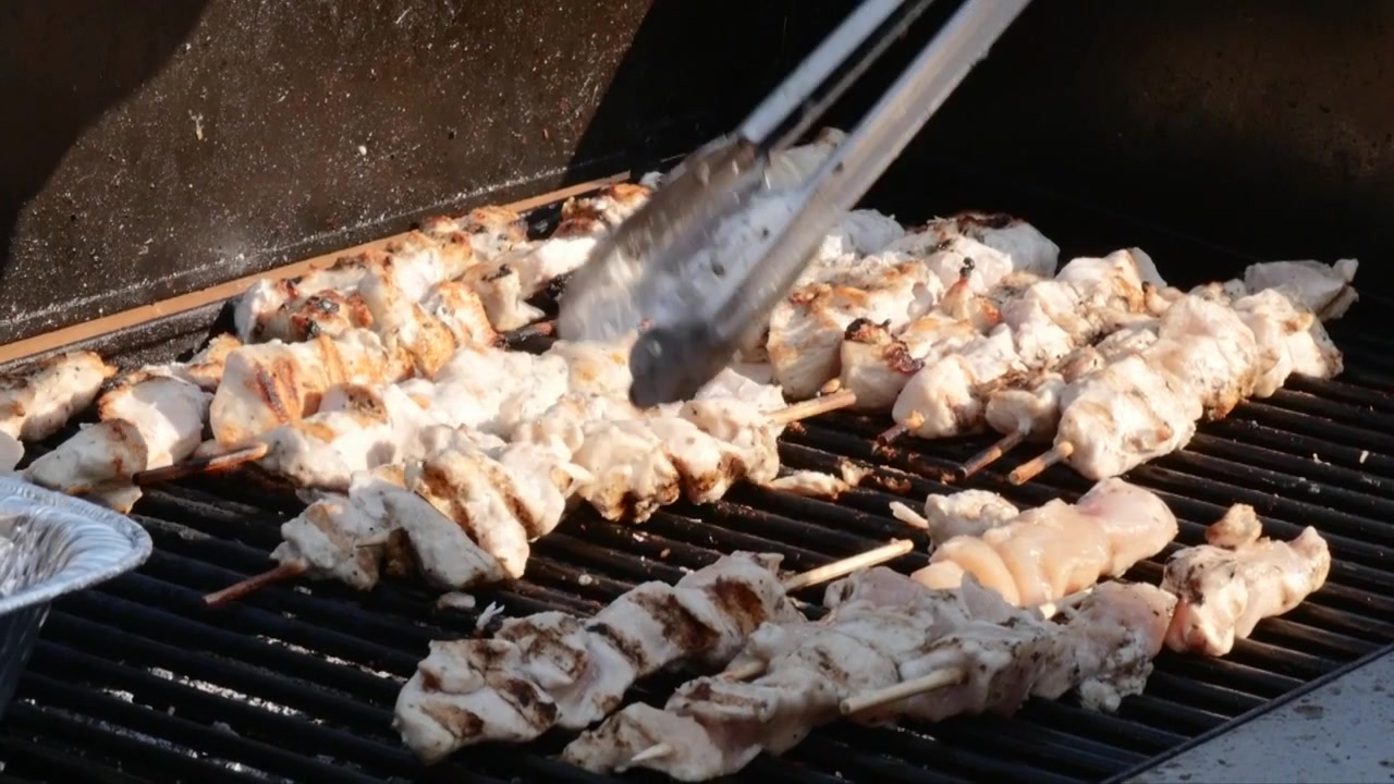 Spiedini di pollo alla griglia, inquadratura media.