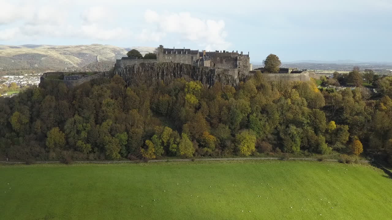 Ripresa aerea che ruota attorno al Castello di Stirling su un poggio roccioso in Scozia