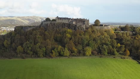 Antena-Gira-Alrededor-De-Sterling-Castle-En-Rocky-Knoll-En-Escocia