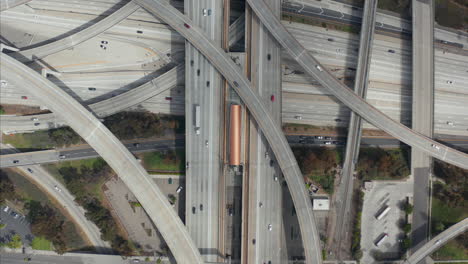 Antena:-Espectacular-Vista-Aérea-Del-Intercambio-Judge-Pregerson-Que-Muestra-Múltiples-Caminos,-Puentes,-Autopistas-Con-Poco-Tráfico-De-Automóviles-En-Los-Ángeles,-California,-En-Un-Hermoso-Día-Soleado