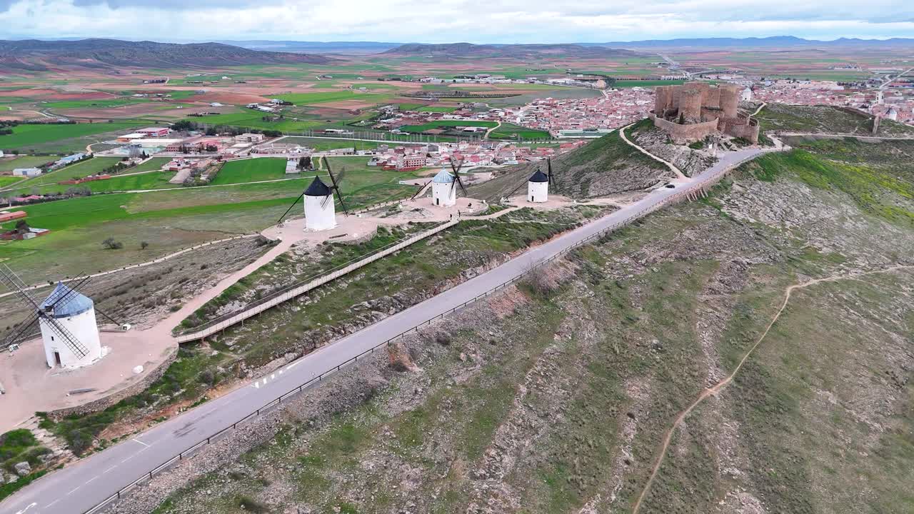 Paesaggio di Consuegra con mulini a vento, castello e campi agricoli