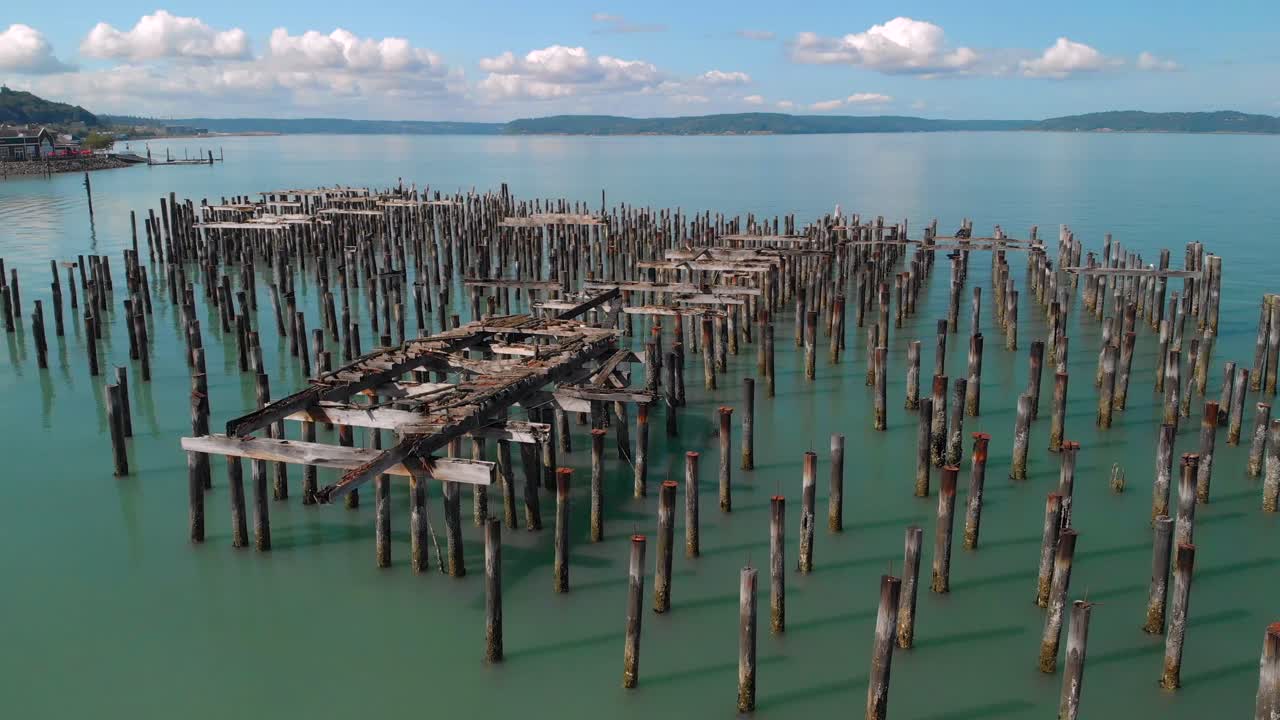 드론이  ⁇ 먼 밀 위를 날아오고 있습니다. 오후 중 타코마 와