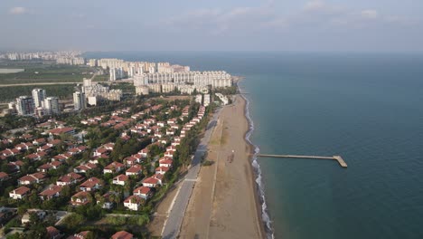 Drohnenblick-Auf-Die-Stadt-Am-Meer