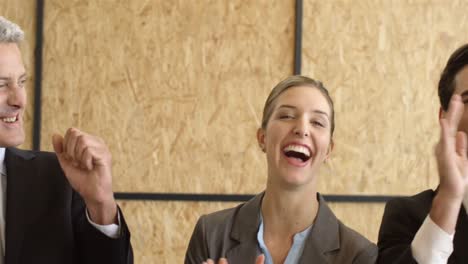 el equipo de negocios sonriente dando aplausos