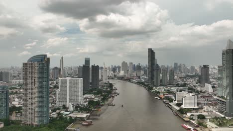 Toma-Aérea-Del-Río-En-El-Centro-De-Bangkok,-Tailandia.