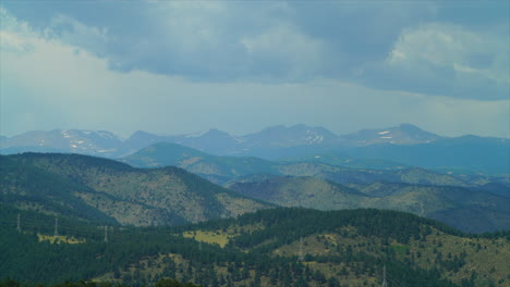 Hoja-Perenne-Dorado-Genesse-Colorado-Reserva-De-Búfalo-Panorama-Escénico-Paisaje-Lapso-De-Tiempo-Picos-Indios-Montaña-Rocosa-Parque-Nacional-Verano-Sol-Primavera-Monte-Evans-Cielo-Azul-Nubes-Movimiento