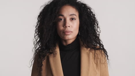 mujer afroamericana en la cámara sobre fondo blanco.