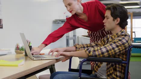 Un-Joven-Y-Una-Mujer-Trabajando-En-Una-Oficina-Creativa.